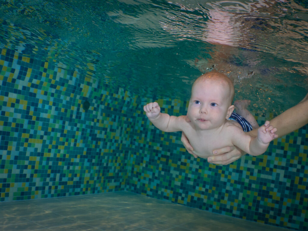 Vauvauinnissa opetellaan usein myös sukeltamaan